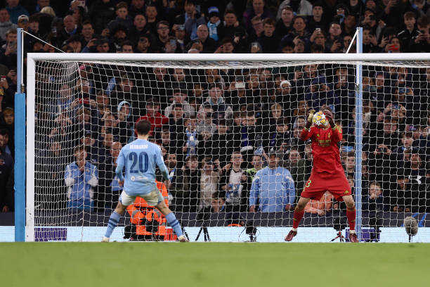 Football match tied after 90 minutes.